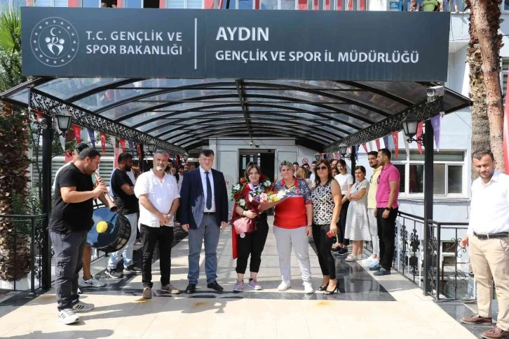 Milli Sporcu Burcu, memleketi Aydın’da çiçeklerle karşılandı
