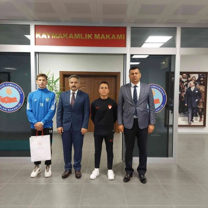 Milli takıma seçilen sporcu başarısını Kaymakam Taşçı ile paylaştı
