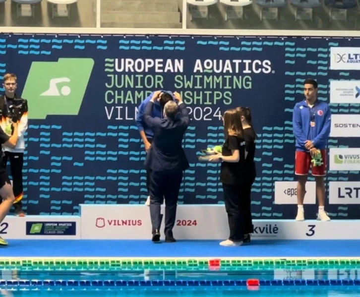 Milli yüzücü Kuzey Tunçelli, rekor kırarak Avrupa şampiyonu oldu
