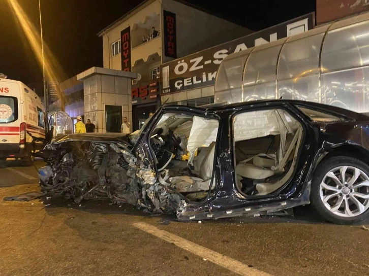 Milyon liralık lüks otomobil metro duvarına ok gibi saplandı: 1 ağır yaralı
