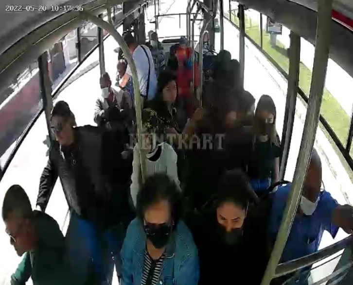 Minibüs ambulansa dönüştü, hastalanan yolcu hastaneye yetiştirildi
