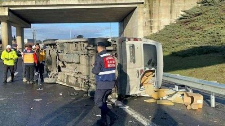 Minibüs bariyerlere çarpıp devrildi: Ölü ve yaralılar var