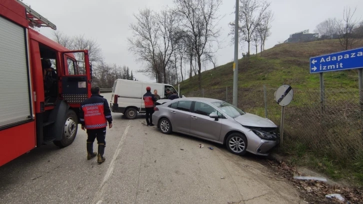 Minibüs ile otomobil kafa kafaya çarpıştı: 4 hafif yaralı
