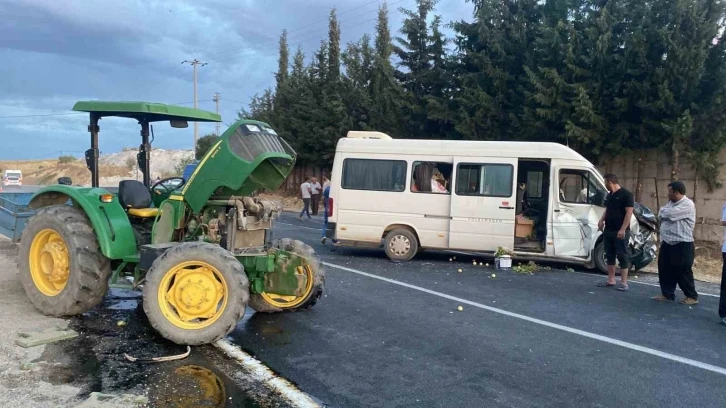 Minibüs ile traktör çarpıştı: 5 yaralı
