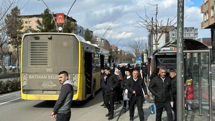 Minibüs kapısından sarkan vatandaşlar canlarını hiçe sayarak yolculuk etti
