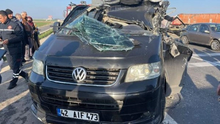 Minibüs, kırmızı ışıkta TIR'a çarptı: Ölü ve yaralılar var