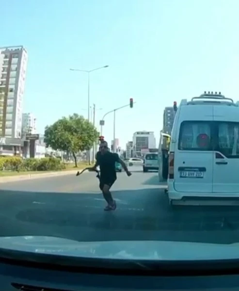 Minibüs şoföründen trafikte araç sürücüsüne halatlı saldırı
