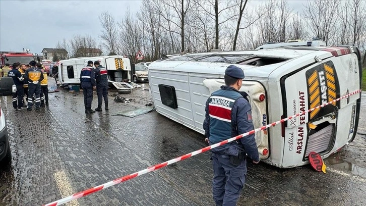 Minibüs ve Servis Çarpıştı: 1 Ölü, 29 Yaralı