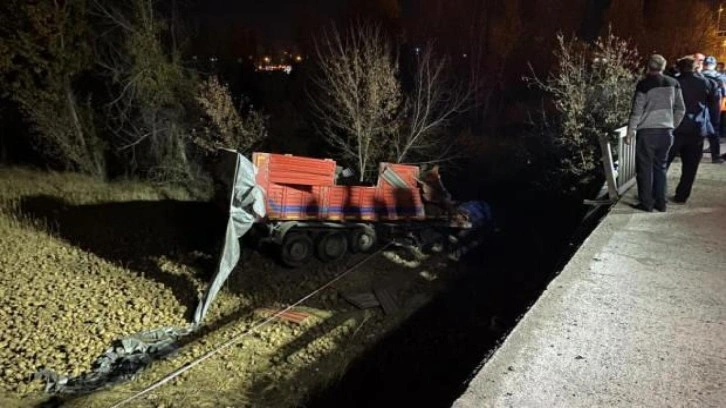 Minibüse çarpan pancar yüklü tır dereye uçtu: 1 ölü, 5 yaralı