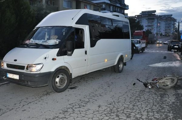 Minibüsle çarpışan motosiklette sürücü yaralandı