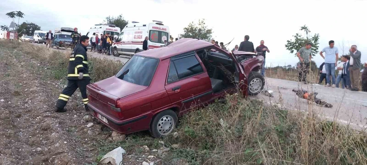 Minibüsle otomobil kafa kafaya çarpıştı: 2 yaralı
