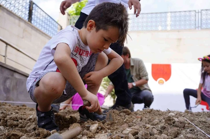 Minik arkeologlar toprak altına konulmuş kiremit, vazo, tabak ve eski paraları bulmaya çalıştı
