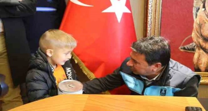 Minik Mehmet Ege, kumbarasındaki harçlığını bağışladı