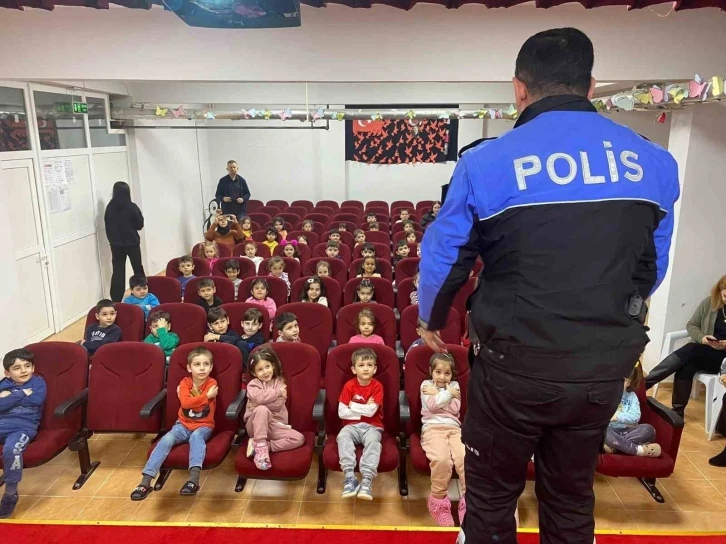 Minik öğrenciler polis ekiplerini tanımaya devam ediyor
