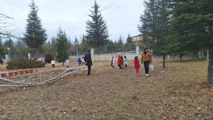 Minik öğrenciler sokak hayvanlarına mama bıraktı
