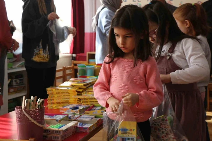 Minik öğrencilerden deprem bölgesindeki arkadaşlarına kırtasiye desteği
