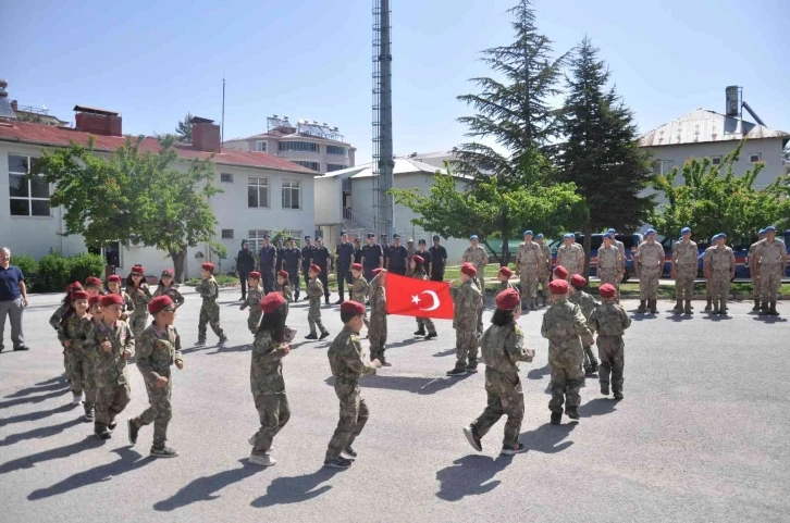 Minik öğrencilerden jandarmaya moral
