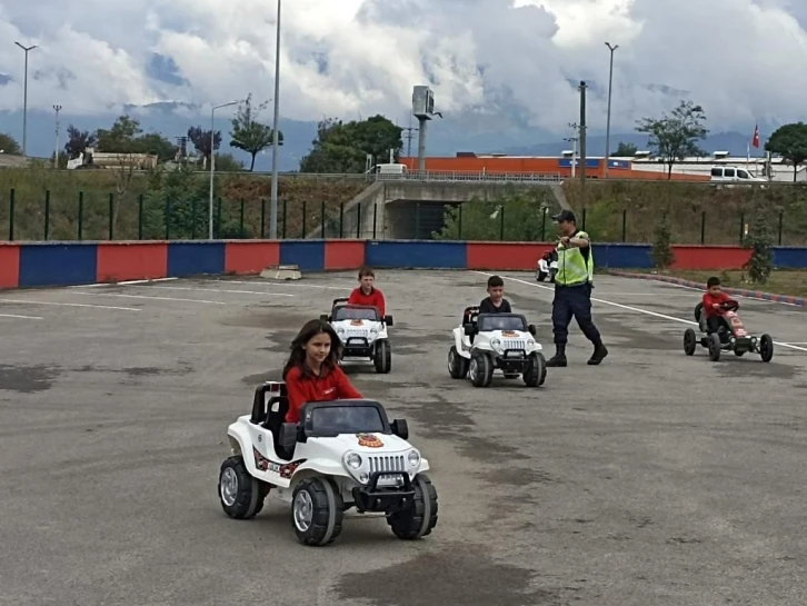 Minik öğrencilere trafik eğitimi
