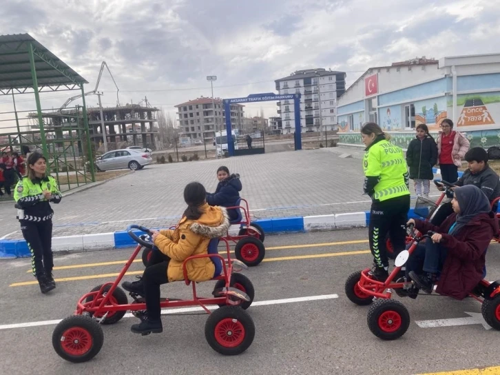 Minik öğrencilere uygulamalı trafik eğitimi
