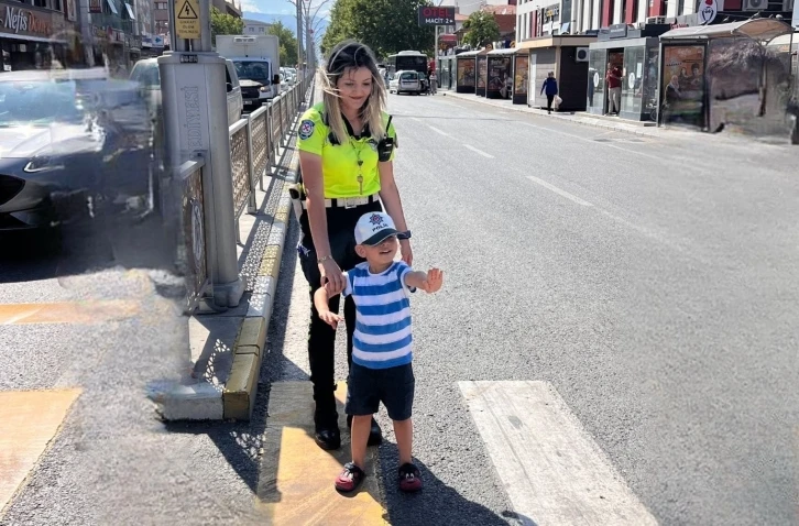 Minik trafikçinin hayali polis olmak
