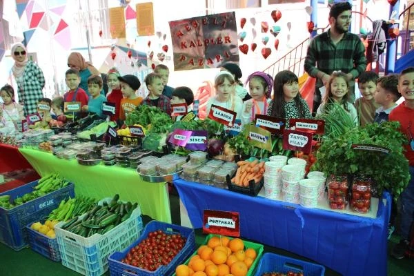 Minikler halk pazarı kurup, depremzedeler için satış yaptı