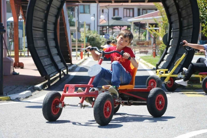 Minikler Trafik Park’ta hem öğreniyor hem de eğleniyor
