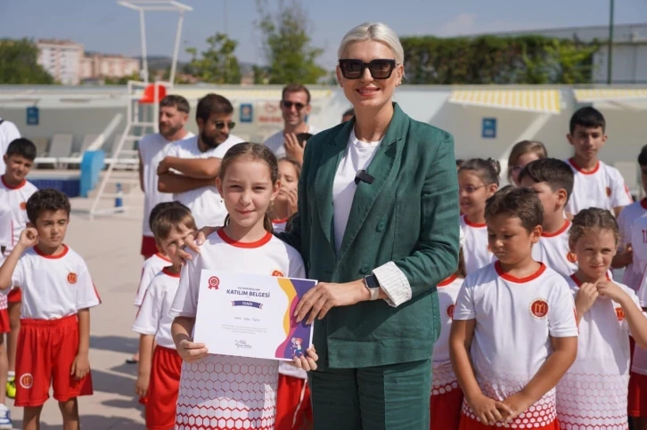 Miniklere spora katılım belgeleri takdim edildi
