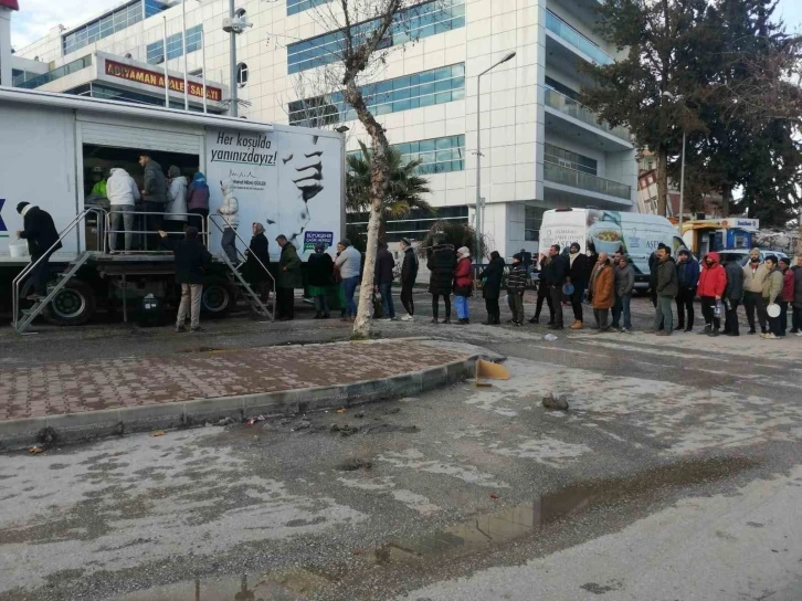 Mobil mutfak tırı, Adıyaman’da depremzedelere sıcak yemek vermeye başladı
