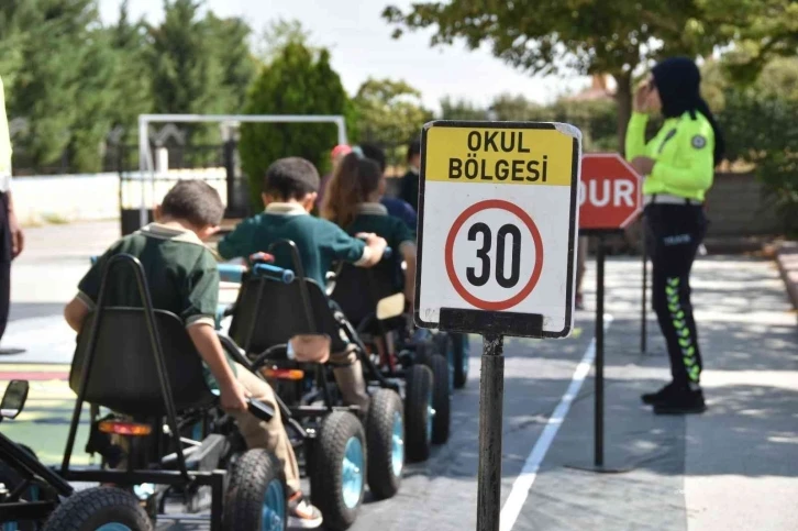 Mobil Trafik Eğitim Tırı ile ilkokul öğrencileri trafik bilinci kazanıyor
