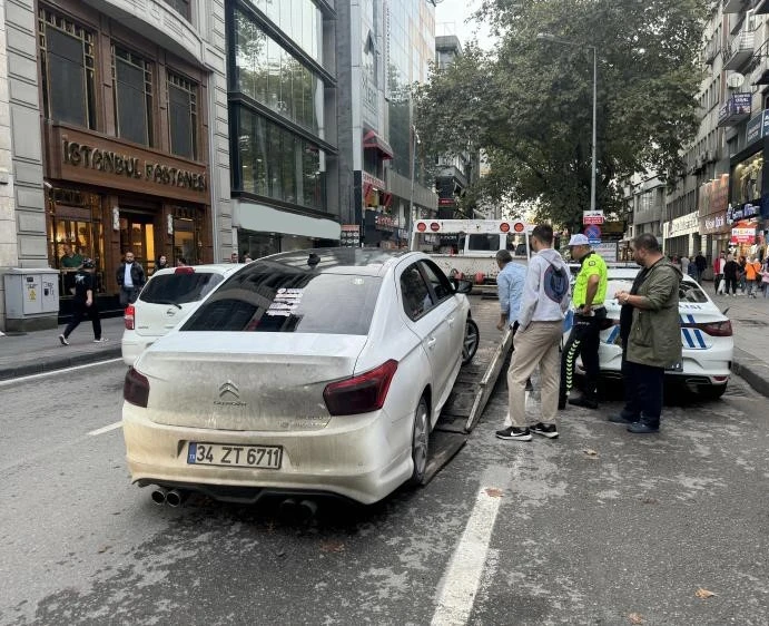 Modifiyeli araç 7 bin 939 lira ceza kesilerek, trafikten men edildi
