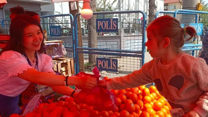 Moğolistanlı öğrenci pazar tezgahında portakal sattı
