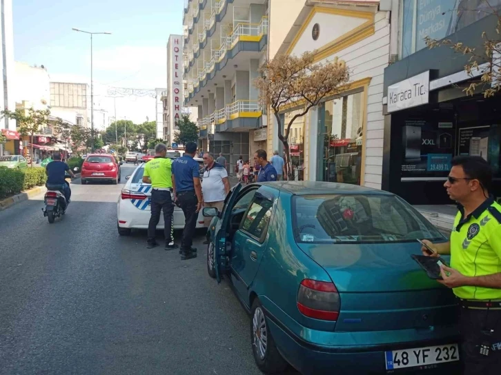 Motosiklet, aniden açılan aracın kapısına çarptı: 1 yaralı
