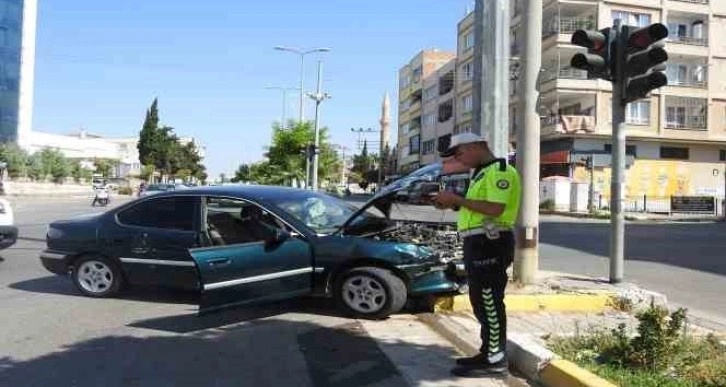 Motosiklet ile iki aracın karıştığı kazada:1 yaralı