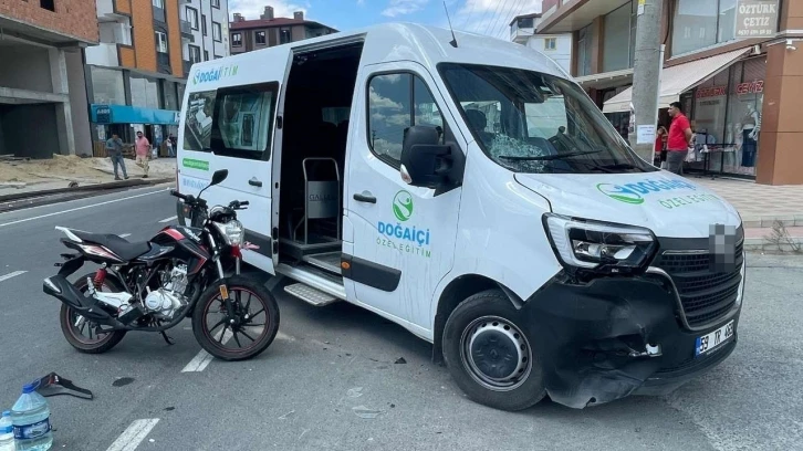 Motosiklet ile minibüs çarpıştı: 1 yaralı
