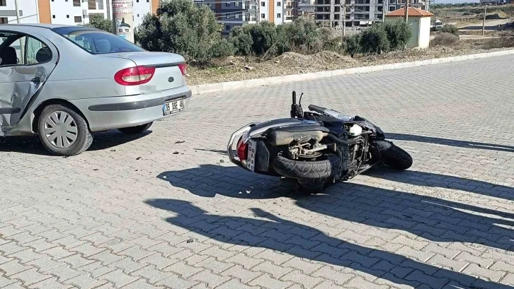 Motosiklet ile otomobil çarpıştı, 2 kişi yaralandı: Kaza anı kamerada
