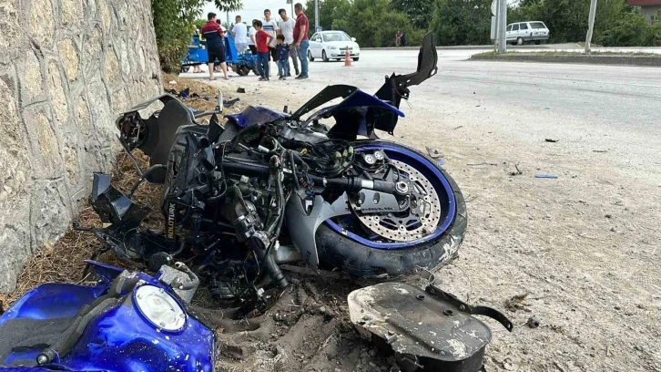 Motosiklet ile patpat çarpıştı: 1’i ağır 3 yaralı
