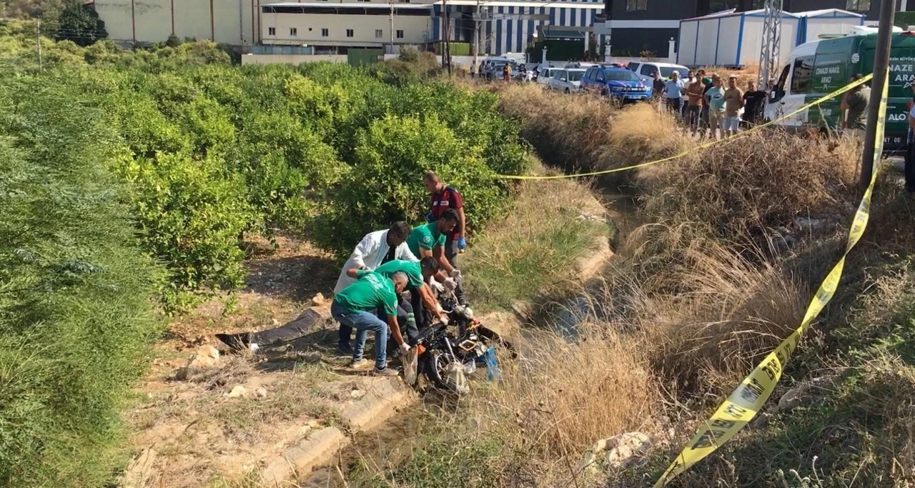 Motosiklet kanala uçtu: 1 ölü
