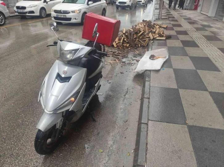 Motosiklet kayganlaşan yolda devrildi, sürücü yaralandı
