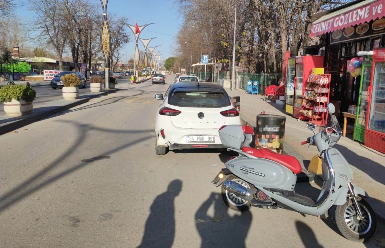 Motosiklet park halindeki otomobile çarptı: 2 yaralı
