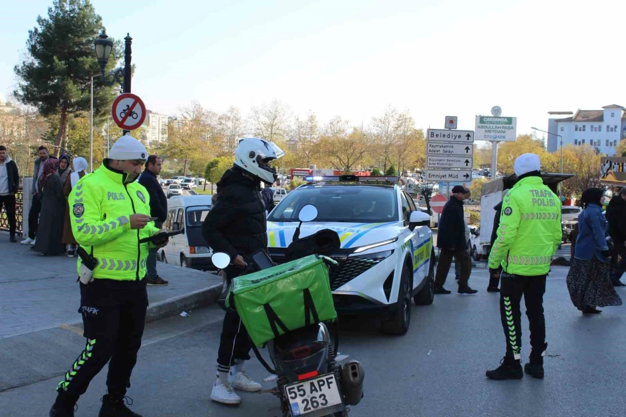 Motosiklet sürücüleri denetime takıldı
