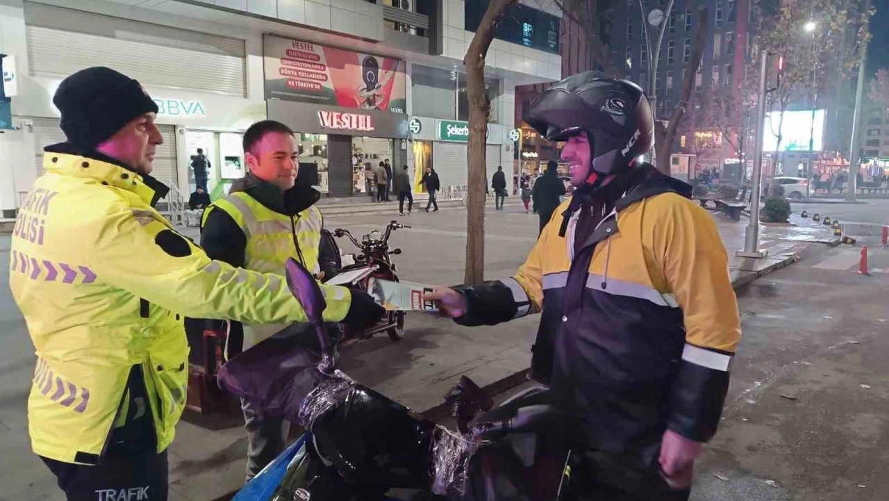 Motosiklet sürücülerine ’Hızını azalt ömrünü uzat’ broşürü dağıtıldı