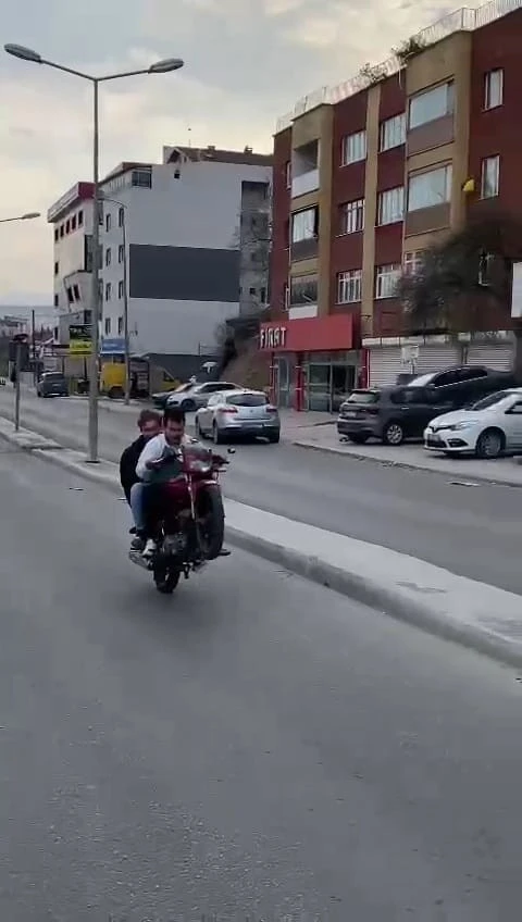 Motosiklet sürücülerinin trafikte tehlikeli oyunu
