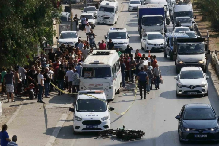 Motosiklet sürücüsü önce yayaya sonra minibüse çarptı: 1 ölü, 1 yaralı
