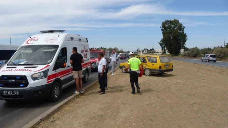 Motosiklet sürücüsünün metrelerce savrulduğu aynı kavşakta 1 saat arayla yaşanan iki kazada araçlar hurdaya döndü
