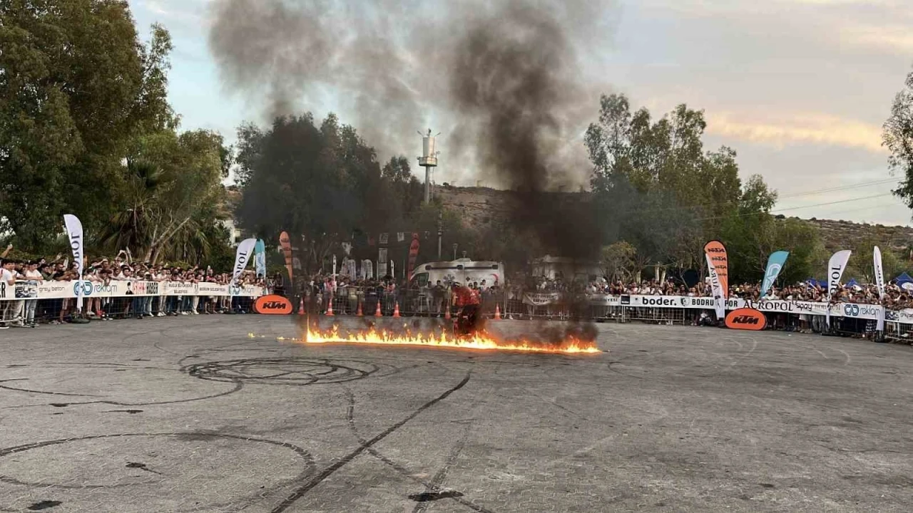 Motosiklet tutkunları teker yaktı, deniz üzerinde şovlar yapıldı
