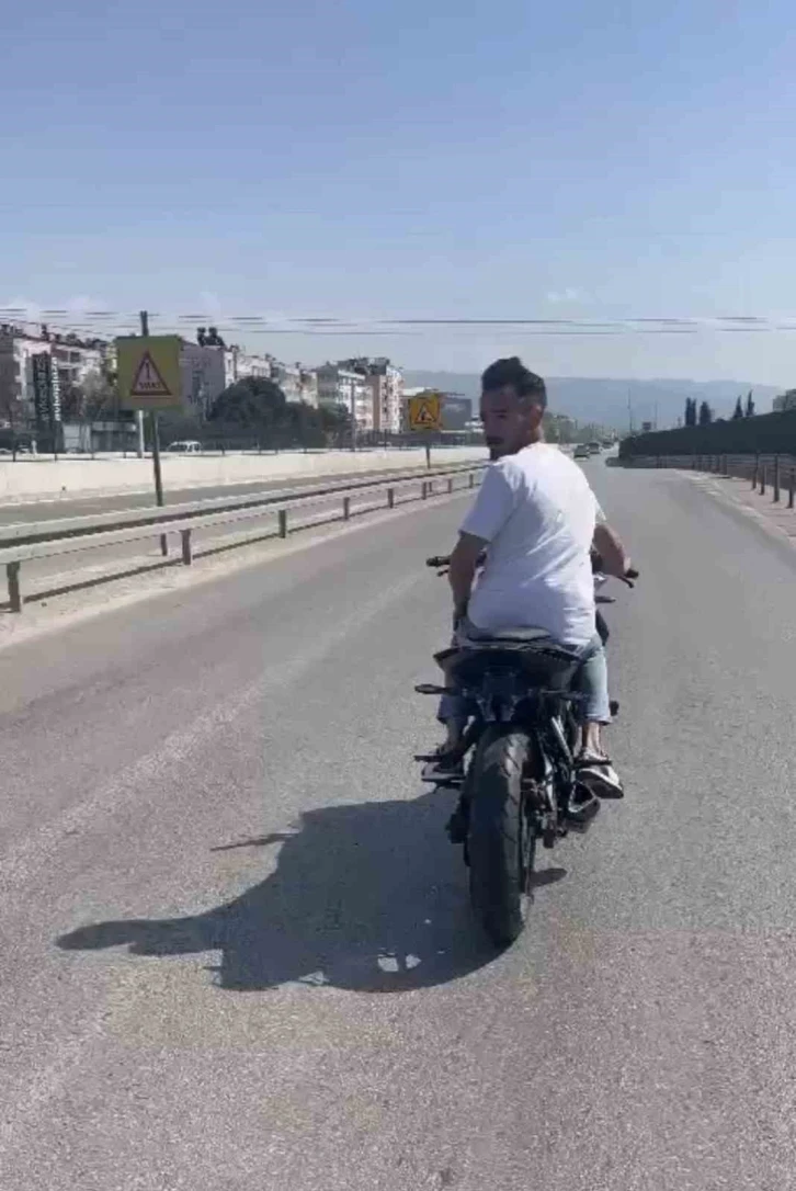 Motosikleti yatarak kullandı, canını hiçe saydı
