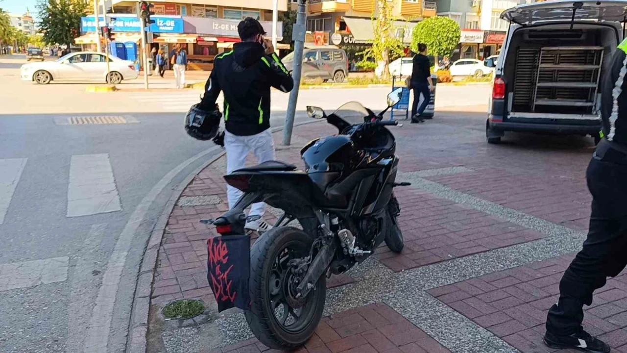 Motosikletinin plakasını okunmasın diye bereyle kapattı, cezadan kurtulamadı
