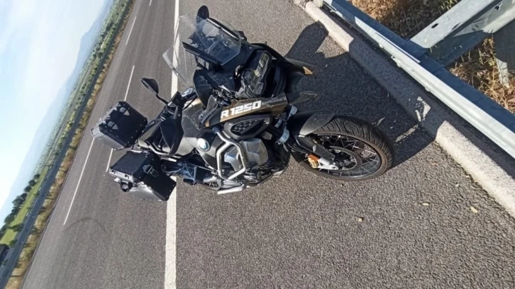 Motosikletiyle bariyerlere çarpıp yola savruldu
