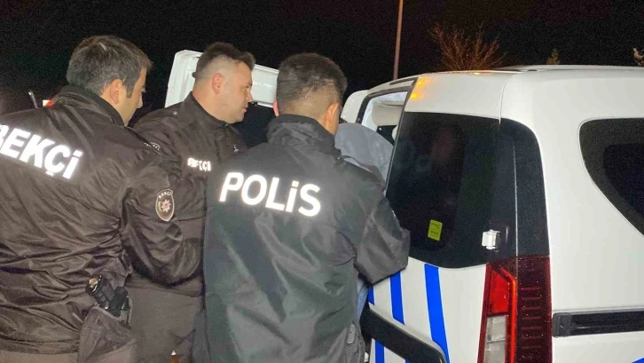 Motosikletle geldiler, eve ateş açıp kaçarken bekçilere yakalandılar
