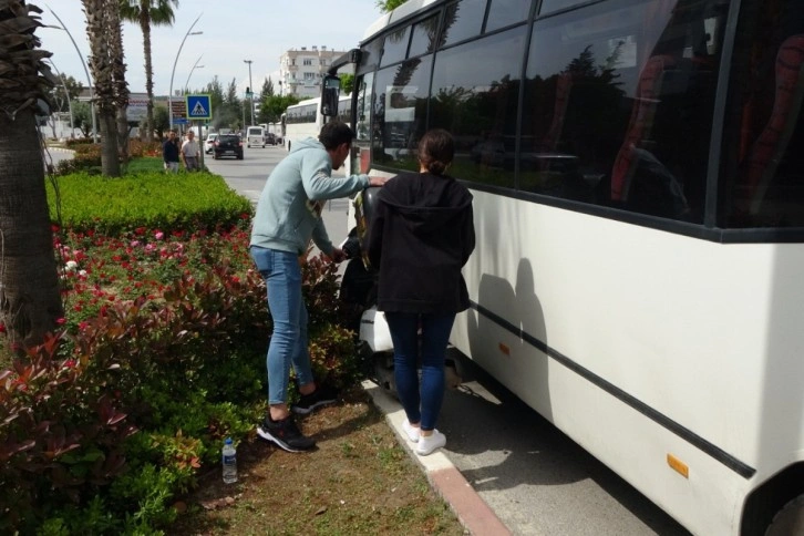 Motosikletli kurye otobüs ile refüj arasında sıkıştı